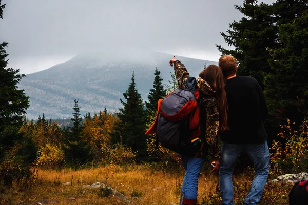 Vandrare Med Ryggsäckar Avkopplande Ovanpå Ett Berg Och Njuter Utsikten — Stockfoto