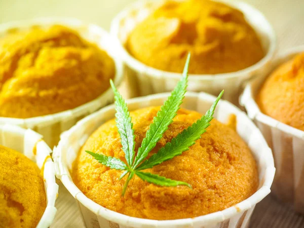 Frissen Sült Fahéjas Muffin Mini Kannabisz Rügyek Marihuána Asztalon Főzés — Stock Fotó