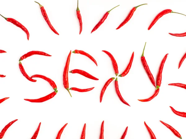 红色辣椒 流行的香料概念 说谎的辣椒的图案 美丽的海报与装饰字性感在白色背景红色辣椒制成 顶视图 平坦的铺设 — 图库照片