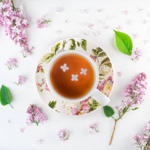 Kopje Thee Bloemen Van Een Lila Een Witte Houten Ondergrond — Stockfoto