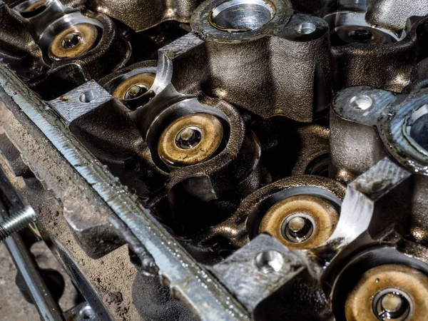 发动机阀门汽车的维修 四缸发动机的气缸块 供修理的拆散机动车辆 — 图库照片