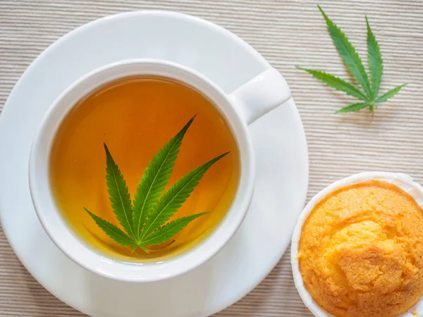 Petit Déjeuner Avec Biscuits Sucrés Thé Avec Marijuana Feuille Cannabis — Photo