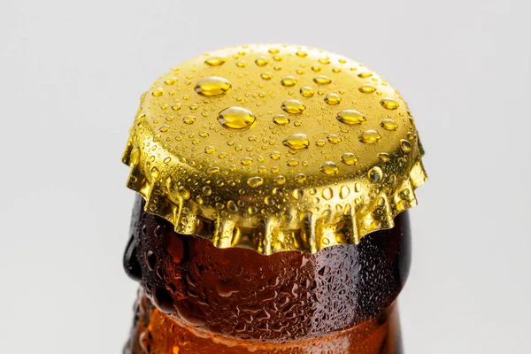 Fles Met Frisdranken Alcohol Het Ijs Zijn Druppels Dauw Gouden — Stockfoto
