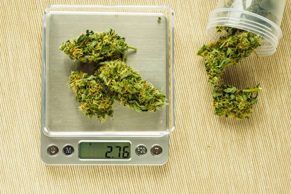 Kúpok Kannabisz Virágok Mérleg Orvosi Marihuána Rügyek Mérésére Súlyú Marihuána — Stock Fotó