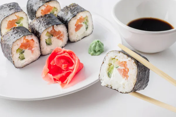 Roll Sushi Farfurie Rola Sushi Tabletă Masa Restaurant Mananca Rulou — Fotografie, imagine de stoc