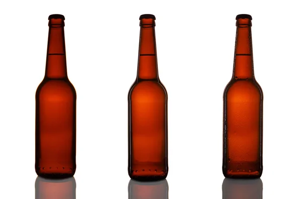 Aantal Glazen Flessen Bier Verschillende Licht Geïsoleerd Witte Achtergrond — Stockfoto