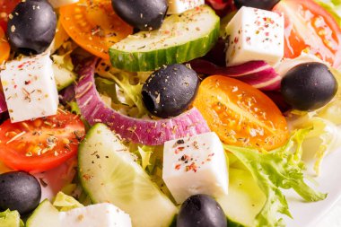 Salata. Yunan salatası bir beyaz arka plan üzerinde izole. Beyaz peynir, domates ve zeytin Akdeniz salatası. Taze sağlıklı vejetaryen yemek.