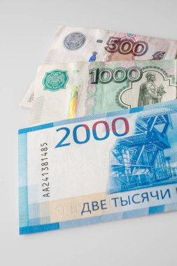 İki bin ruble banknot ve Rusya Federasyonu 'nun eski banknotları. 2000 masaj. Kağıt para, nakit.. 