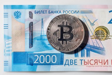 Rus banknotlar üzerinde bir Bitcoin. Portre, makro vurdu. Banknot iki bin ruble. En düşük rub 2000. Papermoney, nakit.