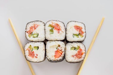 Geleneksel taze Japon suşi dürümleri beyaz arka planda izole edilmiş. Üst görünüm