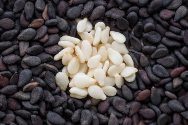 bir sürü beyaz susam siyah susam içinde. Makro çekim. 