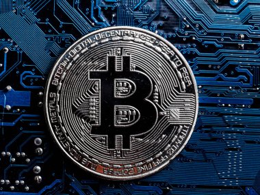 Devre kartı üzerinde gümüş bitcoins. Kripto-para incelemesi kavramı. 