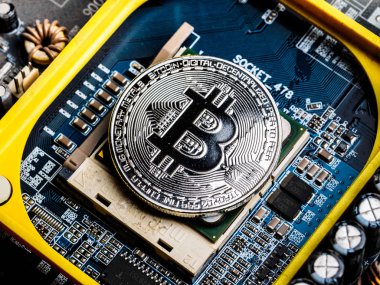 Bitcoin incelemesi kavramı. Fiziksel bit sikke. Dijital para. Cryptocurrency. Blockchain teknoloji ve ağ kavramı gümüş bitcoins sembolü.