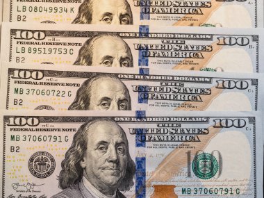 Kripto bitcoin ve dolar ile arka plan. Bitcoins yüz dolarlık banknot üzerinde sembolik sikkeleri. Bir dolar için Exchange bitcoin nakit.