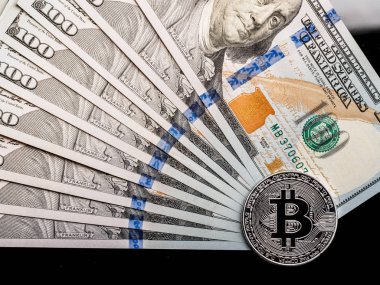 Bitcoin ve banknot dolar. Bir dolar için Exchange bitcoin. Dünya çapında cryptocurrency ve dijital ödeme sistemi için kavramsal görüntü. Yeni sanal para.