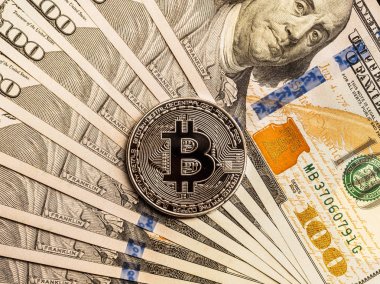 Kripto bitcoin ve dolar ile arka plan. Bitcoins yüz dolarlık banknot üzerinde sembolik sikkeleri. Bir dolar için Exchange bitcoin nakit.