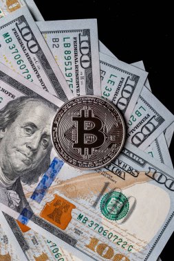 Kripto bitcoin ve dolar ile arka plan. Bitcoins yüz dolarlık banknot üzerinde sembolik sikkeleri. Bir dolar için Exchange bitcoin nakit.
