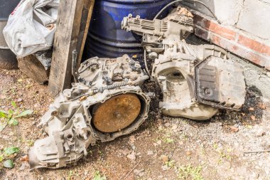Otomatik vites şanzıman araba tamir yakınındaki garbare içinde. Hurdalığı, araba motor ve şanzıman.