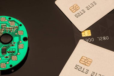 teknoloji dijital gelecek finans soyut, siber güvenlik kavramı, kart çip. Koyu arka plan üzerinde kredi kartları.