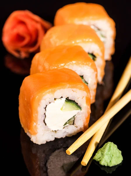 Köstliche Sushi Rollen Auf Schwarzem Tisch Mit Essstäbchen — Stockfoto