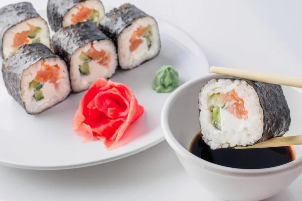Rulou Sushi Beţişoare Sos Soia Closeup Placă Rola Japoneze Sushi — Fotografie, imagine de stoc