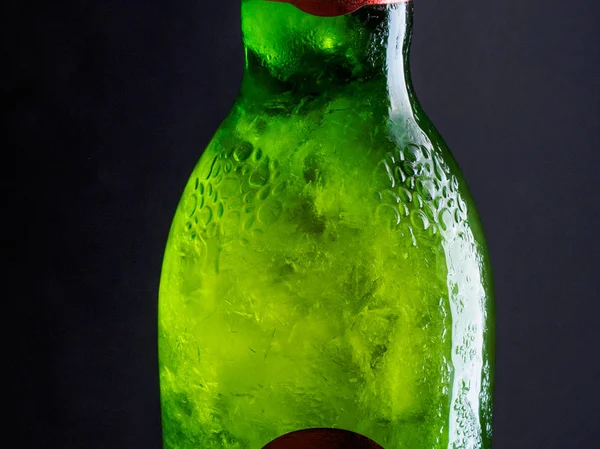 Ijs Een Groen Glazen Fles Close — Stockfoto