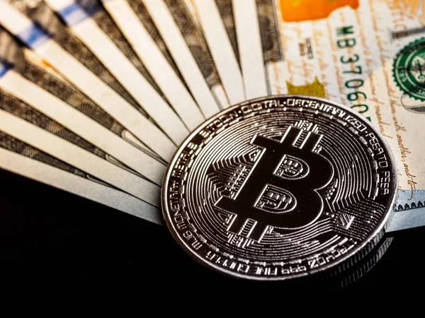 Antecedentes Com Bitcoin Criptografia Dólares Moedas Simbólicas Bitcoins Notas Cem — Fotografia de Stock