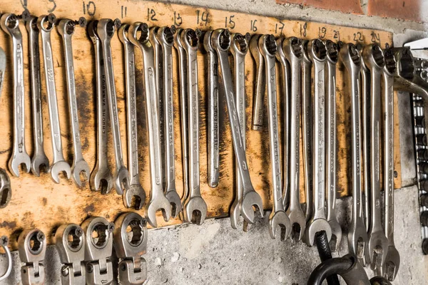 Satz Flachschlüssel Werkzeugkasten Für Das Auto Seite Seite Liegende Silberfarbene — Stockfoto