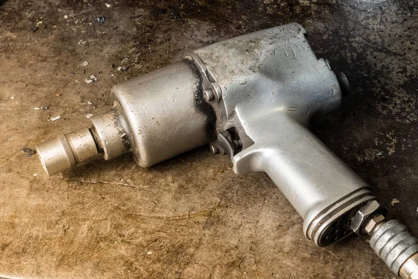 Cıvataları Dalga Sıkıştırılmış Anahtarı Silah Bakır Bir Doku Veya Bronz — Stok fotoğraf