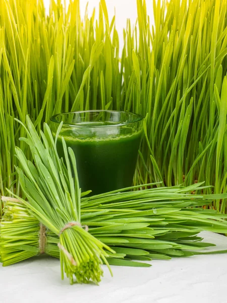 Weizengrassaft Auf Dem Tisch Grüner Bio Weizengras Drink Mit Weizengras — Stockfoto