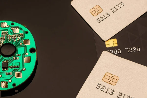 teknoloji dijital gelecek finans soyut, siber güvenlik kavramı, kart çip. Koyu arka plan üzerinde kredi kartları.