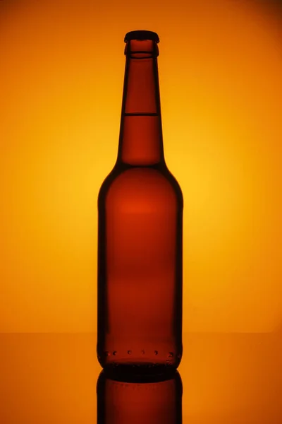 Fles Bier Cider Met Uitknippad Geïsoleerd Een Oranje Achtergrond Met — Stockfoto