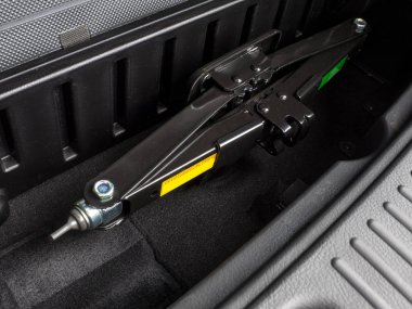 Gövde üzerinde Suv izole telefon kriko