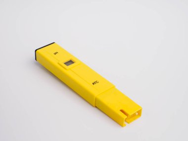 Beyaz arka plan üzerinde elektronik ph metre.