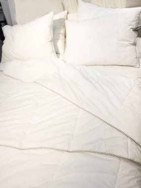 beyaz yastık yatak ve yatak, uzun bir gece uyku, beyaz battaniye ile otel odasında yapılmamış bir yatak odasından kırışıklık dağınık battaniye ile.