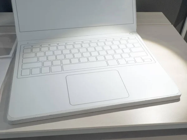 Передній План Сучасного Ноутбука Білим Екраном Порожньою Білою Клавіатурою Столі — стокове фото