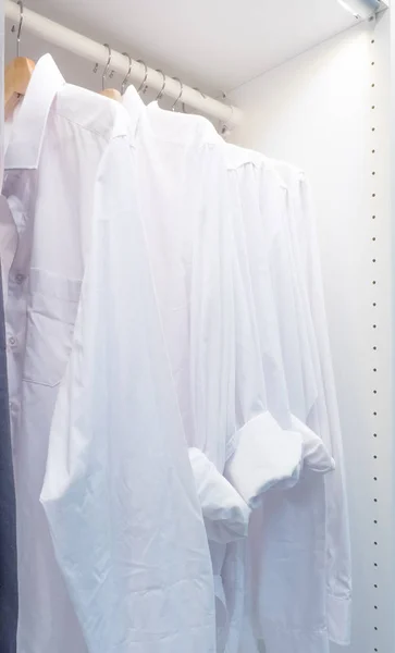 Μοντέρνο Εσωτερικό Ντουλάπα Πουκάμισο Και Φόρεμα Στο Ράφι — Φωτογραφία Αρχείου