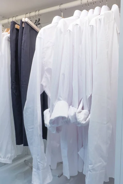 シャツとドレスの棚にモダンなインテリアのワードローブ — ストック写真