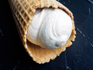 dondurma şeker gözleme koniler siyah kömür arka plan, seçici odak, metin için yer.