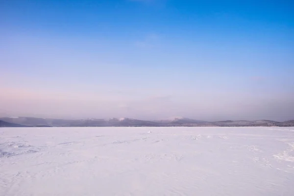 Bela Paisagem Lago Congelado Coberto Neve Gelo Lago Turgoyak Nos — Fotografia de Stock