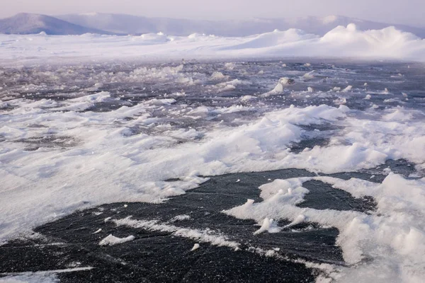 Inverno Natural Lago Gelo Quebrando Com Fundo Céu Claro Foco — Fotografia de Stock
