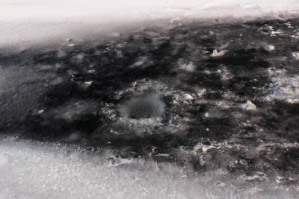 冬釣りの穴 雪や氷が付いている湖の凍結 — ストック写真