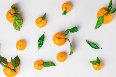 Arka plan beyaz yaprakları ile taze limon. Düz yatıyordu. Üstten görünüm