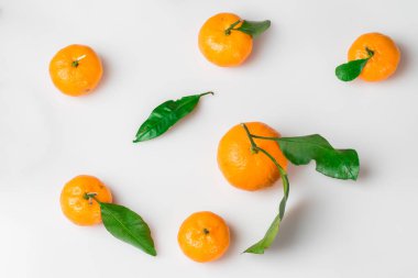 Arka plan beyaz yaprakları ile taze limon. Düz yatıyordu. Üstten görünüm