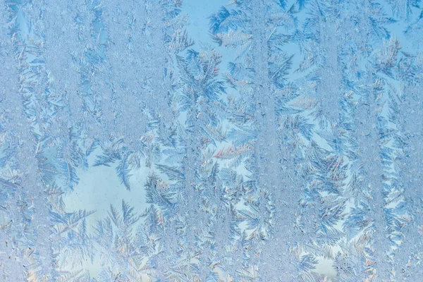 冬天的窗玻璃上的冰霜的圣诞图案 — 图库照片