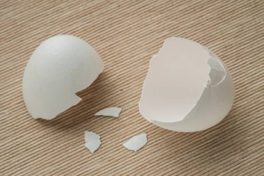 Tavuk yumurta ve yumurta kabuğu yakın çekim. kırık bir yarım yumurta kabuğu açılış.