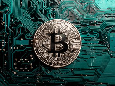 Bitcoin incelemesi kavramı. Fiziksel bit sikke. Dijital para. Cryptocurrency. Blockchain teknoloji ve ağ kavramı gümüş bitcoins sembolü.