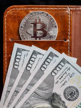 Kripto bitcoin ve dolar ile arka plan. Bitcoins yüz dolarlık banknot üzerinde sembolik sikkeleri. Bir dolar için Exchange bitcoin nakit.