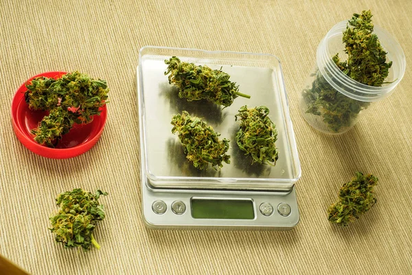 Zapfen Mit Cannabisblüten Auf Der Waage Messung Von Knospen Medizinischen — Stockfoto