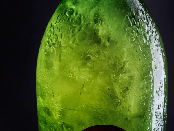 Ijs Een Groen Glazen Fles Close — Stockfoto